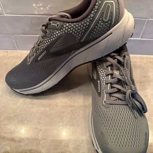 Brand new Brooks running shoes for Men.